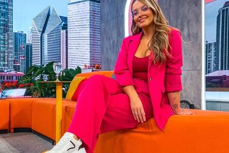 Enfundadas en rosado de pies a cabeza, Vero Lozano y Juli Navarro muestran cómo llevar un estilismo Barbie Foto: Instagram