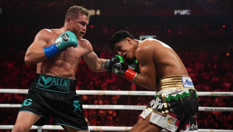 Canelo fue de menos a más y se impuso en las tarjetas. Foto: @bustamantehuber