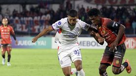 Ezequiel Herrera, defensor de San Lorenzo, encara ante la marca de un mediocampista de Deportivo Cuenca.&nbsp;