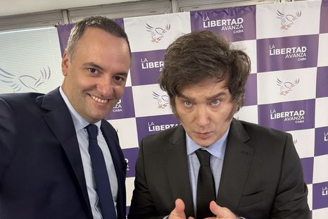 El exvocero presidencial, Manuel Adorni, junto a Javier Milei.