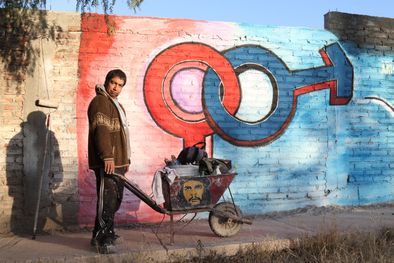 MDZol | Marcelo Valencia vive en La Favorita y desde hace años pinta murales en su barrio. Foto: Maximiliano Ríos/MDZ