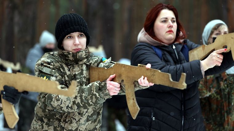 Mujeres y hombres entrenan para portar armas de guerra. Foto: aa.com
