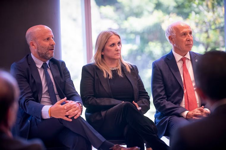 Los directores del libro, Mariano Borinsky y María Bourdin junto al magistrado de la Corte Suprema y prologuista del texto, Ricardo Lorenzetti Los directores del libro, Mariano Borinsky y María Bourdin junto al magistrado de la Corte Suprema y prologuista del texto, Ricardo Lorenzetti