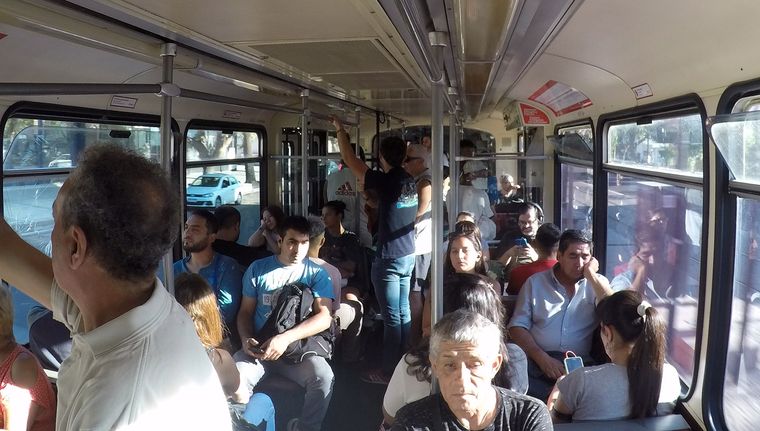 La crisis económica provocó que muchos mendocinos opten por utilizar el transporte público de pasajeros Foto: ALF PONCE MERCADO / MDZ