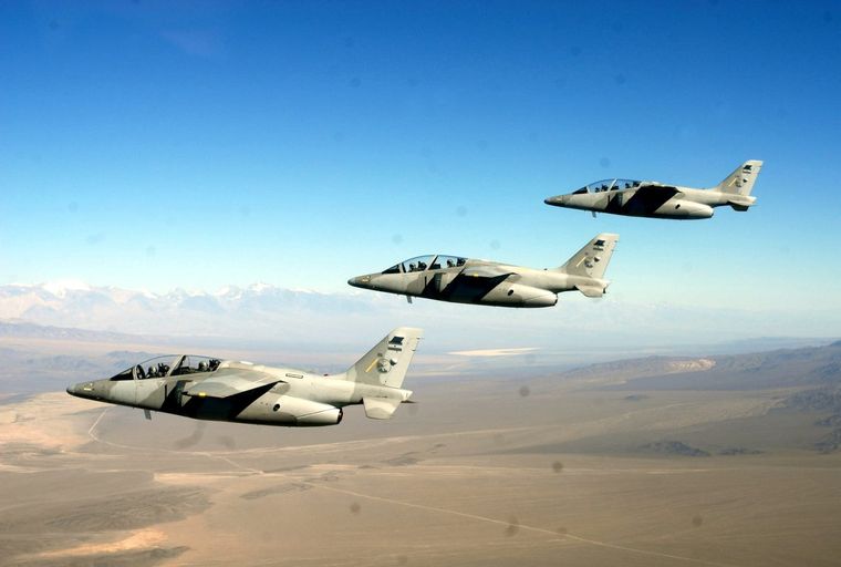 Jovenes militares sobrevolaron la provincia tras su egreso como aviadores de caza Foto: Gentileza