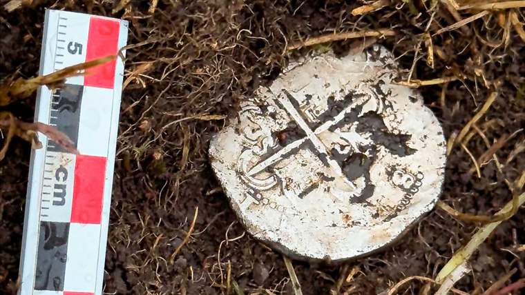 La antigua moneda apareció en el sitio de Rey Don Felipe, la colonia que con el tiempo sería conocida como Puerto del Hambre. La antigua moneda apareció en el sitio de Rey Don Felipe, la colonia que con el tiempo sería conocida como Puerto del Hambre.