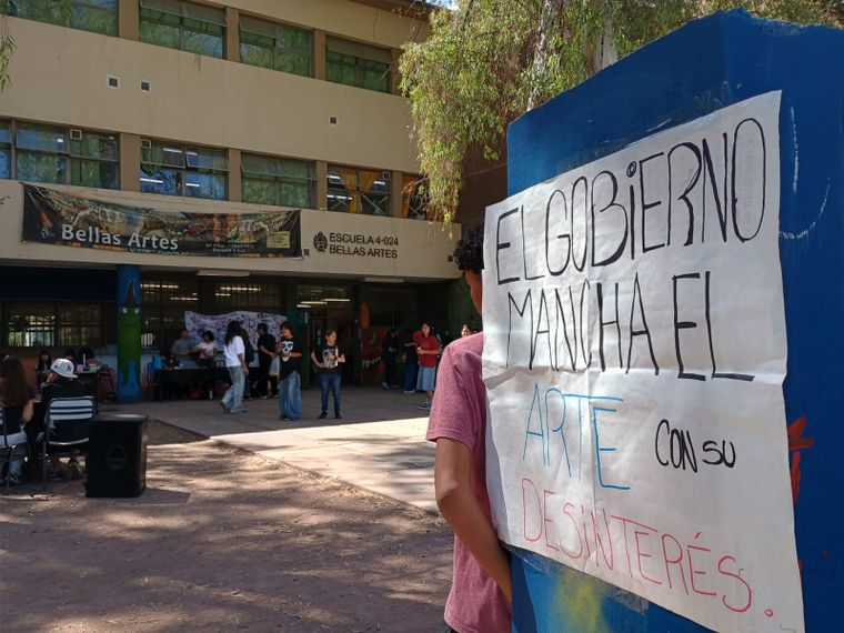 Los alumnos de la Escuela de Bellas Artes reclamaron con una sentada.&nbsp;&nbsp;