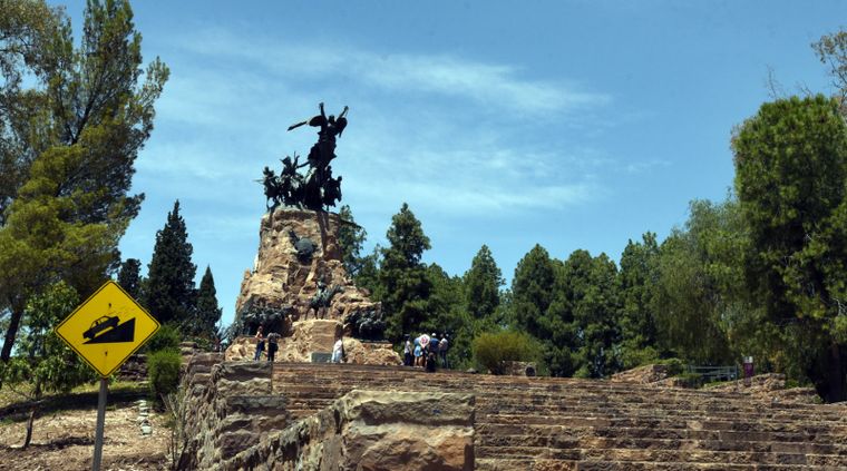 El Cerro de la Gloria es uno de los principales puntos turísticos de Mendoza. El Cerro de la Gloria es uno de los principales puntos turísticos de Mendoza.