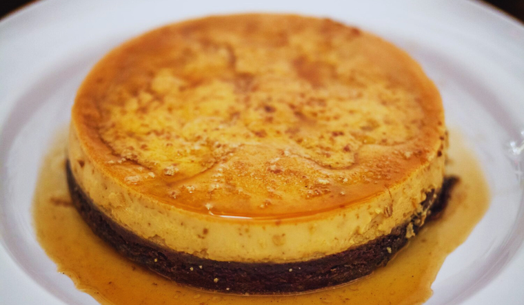 La receta combina técnicas de flan y bizcocho en un solo postre. La receta combina técnicas de flan y bizcocho en un solo postre.