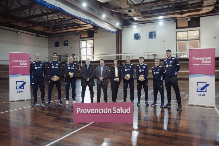 Autoridades de Prevención Salud junto al Presidente de FeVA y las selecciones de Vóley.