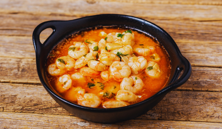 La receta original se preparaba en casas costeras para aprovechar gambas frescas recién capturadas.