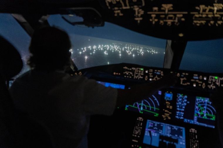 El piloto Enrique Piñeyro, durante el vuelo. Foto: Infobae