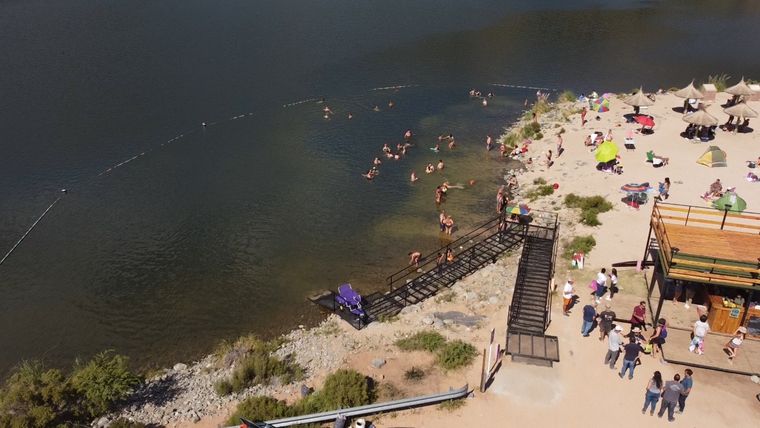 Esta playa de San Luis cuenta con más de 100 metros de arena con sombrillas y quinchos para disfrutar del día