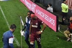 Así se retiraba Ronald Dejesúsm defensor de Lanús, tras sufrir un duro choque de cabezas en el partido ante Huracán por la Copa Argentina. Así se retiraba Ronald Dejesúsm defensor de Lanús, tras sufrir un duro choque de cabezas en el partido ante Huracán por la Copa Argentina.