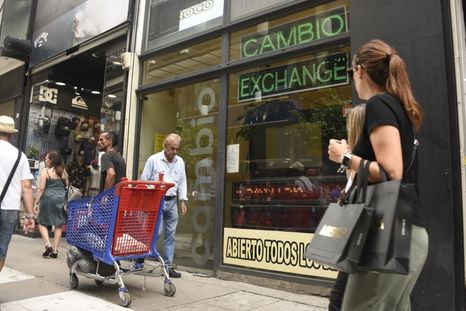 Tras la quita de las restricciones cambiarias la compraventa de dólares volverá a los bancos y entidades financieras habilitadas. Foto: Juan Mateo Aberastain Zubimendi/MDZ