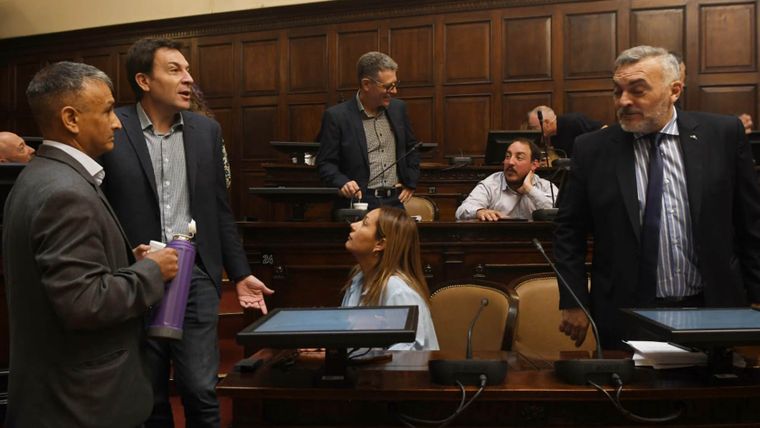 Los senadores del Partido Justicialista de Mendoza Mauricio Sat, Adriana Cano, Gerardo Vaquer, Helio Perviú y Félix González.&nbsp;