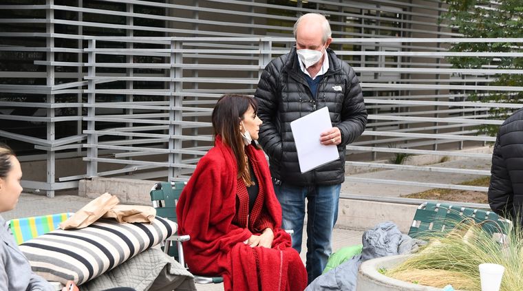 Los padres de Guliana Lucoski estuvieron toda esta semana en la explanada del Central esperando novedades sobre la salud de su hija. Foto: ALF PONCE MERCADO / MDZ