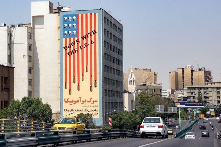 Este mural que dice "Abajo EE.UU." está pintado en un edificio del centro de Teherán.