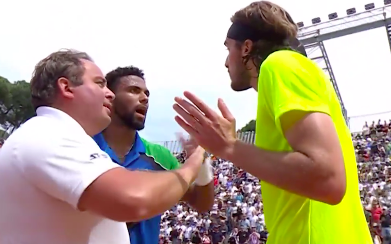 Momento tenso en la red luego del partido. Foto: Captura