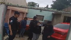 Los menores fueron aprehendidos este miércoles tras una persecución policial en la que chocaron el auto que acababan de robar. Foto: gentileza El Doce.