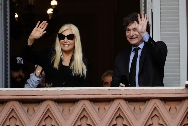 Susana Giménez y Javier Milei, saludaron desde el balcón de la Casa Rosada Foto: Captura de video LN+