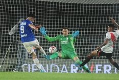 La increíble atajada de Armani a Ávalos en el River-Argentinos.