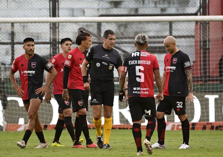 Pablo Echavarría no le dio un penal muy claro a Newells ante Barracas. Otro escándalo del sospechado arbitraje argentino. Foto: FotoBaires