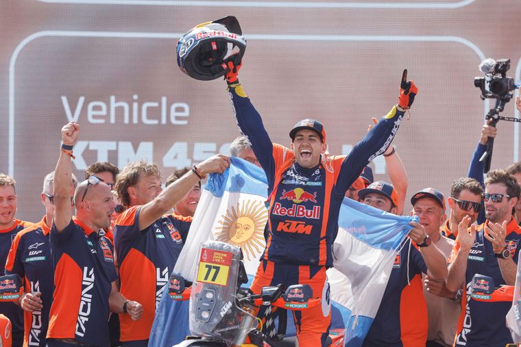 Luciano Benavides celebra en Yanbu el Dakar 2026, el más ajustado de la historia en motos.