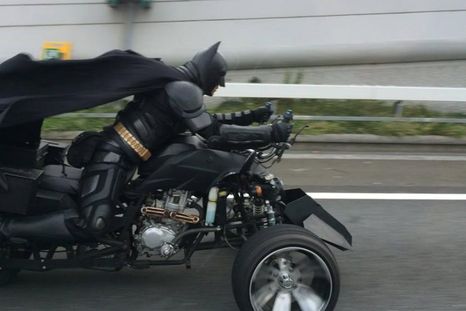 Misterioso motorista disfrazado de Batman causa sensación en Japón