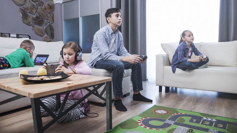 Cómo desconectar a los niños de las pantallas en medio de las vacaciones de invierno.