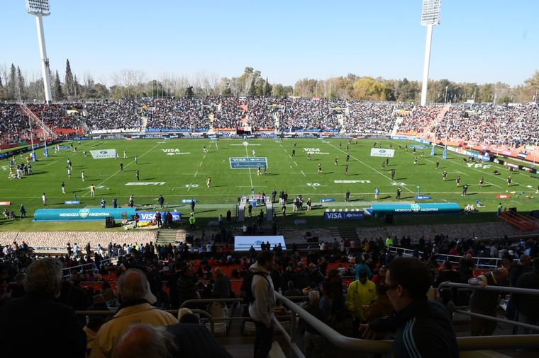 Estafadores se hicieron pasar como representantes de la empresa que vendía las entradas para el duelo entre Los Pumas y All Blacks en el Malvinas Argentinas. Foto: ALF PONCE MERCADO / MDZ