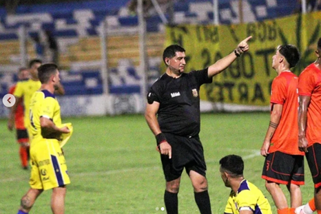 papelon en san rafael: echaron a una periodista de la cancha y el partido casi no se juega papelon en san rafael: echaron a una periodista de la cancha y el partido casi no se juega