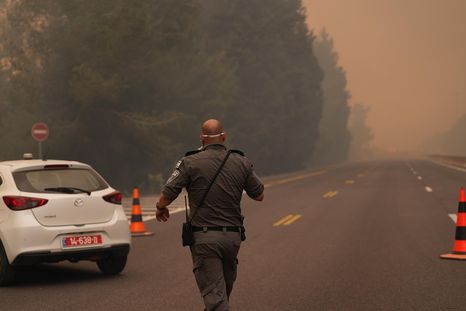 Israel lucha contra el avance de las llamas durante el Día de la Independencia Foto: EFE