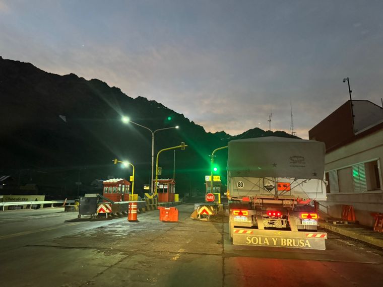 Se registran demoras de más de 4 horas para cruzar a Chile. Foto: Osvaldo Valle