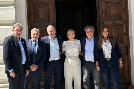 Monzó, Pichetto y Kikuchi, con sus legisladores, en la puerta de la legislatura bonaerense. Monzó, Pichetto y Kikuchi, con sus legisladores, en la puerta de la legislatura bonaerense.