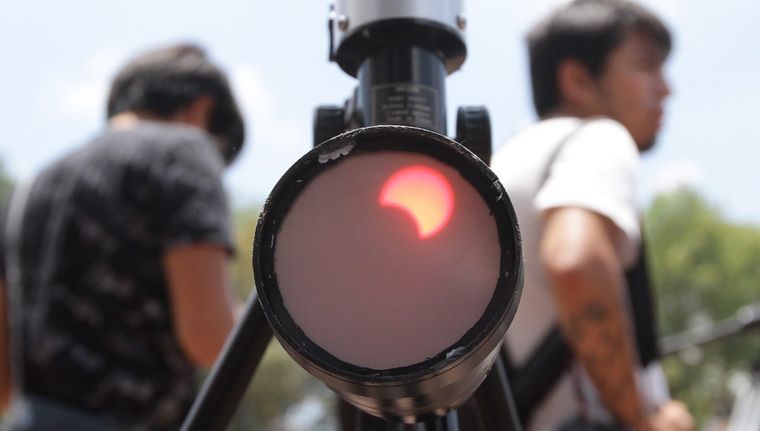 Se recomiendo evitar ver directamente al eclipse solar para no sufrir un daño ocular Foto: DPA