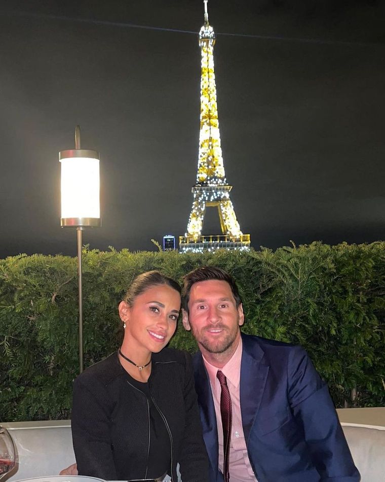 Leo Messi y Antonela en una cena con vistas a la torre Eiffel.