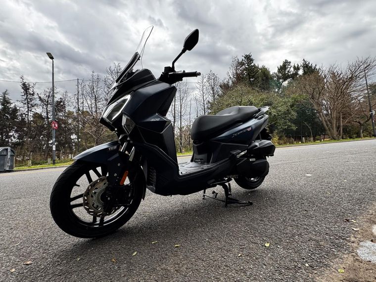El diseño de este maxi scooter es moderno ya que posee iluminación full LED, entre otros detalles.