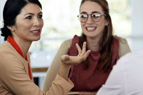 Las asombrosas razones por las que la voz de las mujeres es cada vez más grave