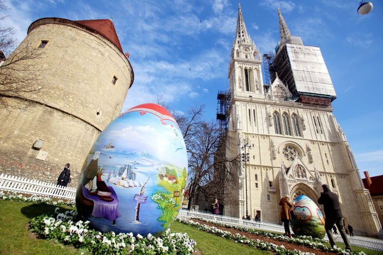 Desde este jueves se podrá disfrutar de una muestra de huevos de pascua gigantes en la Plaza Independencia Foto: itinari.com