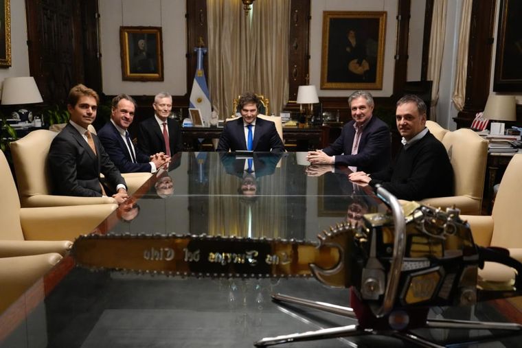 En paralelo a la reunión de la mesa bonaerense, el presidente Javier Milei tenía un encuentro con el CEO de Ualá, Pierpaolo Barbieri, y el historiador británico, Niall Ferguson. También participaron el vocero presidencial, Manuel Adorni y el viceministro de Economía, José Luis Daza. En paralelo a la reunión de la mesa bonaerense, el presidente Javier Milei tenía un encuentro con el CEO de Ualá, Pierpaolo Barbieri, y el historiador británico, Niall Ferguson. También participaron el vocero presidencial, Manuel Adorni y el viceministro de Economía, José Luis Daza.