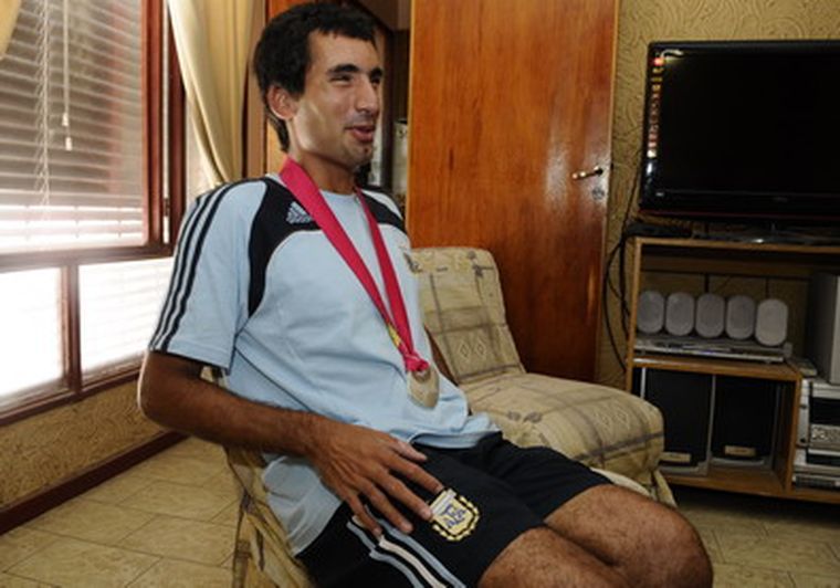 Fede, con la medalla que ganó en los Parapanamericanos de México. Foto: Alf Ponce / MDZ