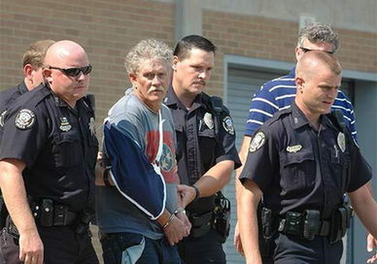 Momento en que es trasladado el agresor. Foto: AP