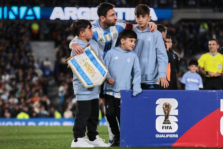 Messi junto a sus hijos antes del partido ante Venezuela. La dedicatoria de Antonela Roccuzzo a Messi tras su despedida oficial en el país.&nbsp;