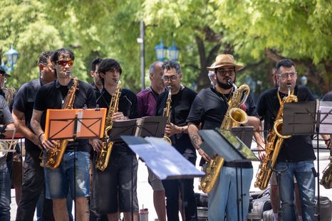 Con más de cien saxos sonando juntos, Mendoza vivió un mediodía inolvidable como parte del Mendoza Sax Fest y sus propuestas urbanas. Con más de cien saxos sonando juntos, Mendoza vivió un mediodía inolvidable como parte del Mendoza Sax Fest y sus propuestas urbanas.