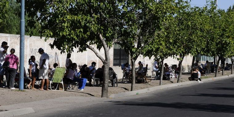 Largas colas se observaron en los últimos días de venta. Foto: Alf Ponce / MDZ