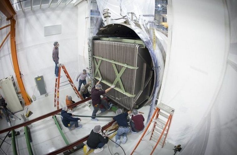 El Microboone es un detector de 12 metros de largo dentro de un gran tanque criogénico. Foto: FERMILAB/REIDAR HAHN
