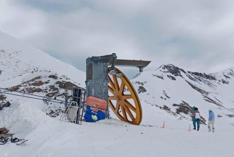 Hay al menos nueve heridos muy graves tras caer un telesilla en la estación de Astún, en el Pirineo aragonés. Foto: X @jaimepele