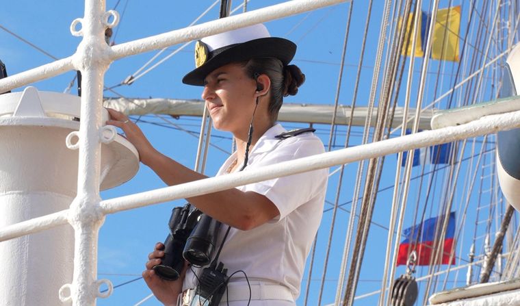 La joven guardiamarina argentina integra la tripulación de la Fragata Libertad y busca convertirse en oficial de Aviación Naval.