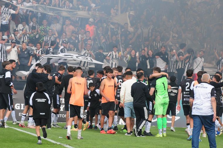 La gente y los jugadores de Gimnasia celebran juntos y se ilusionan.